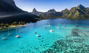 Moorea vue aérienne du lagon et des montagnes de Moorea