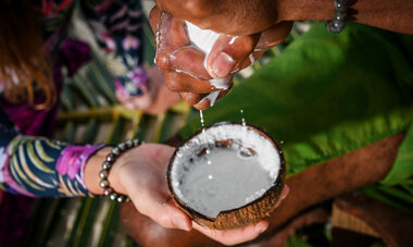 Vue sur une personne en train de faire du lait de coco