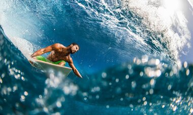 Michel Bourez faisant du surf