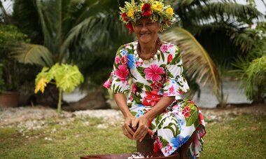 Femme râpant une noix de coco 
