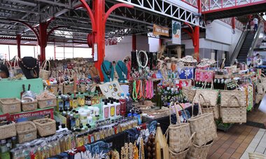 Vue sur des stands à l'intérieur du marché de Papeete 