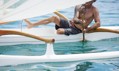 Stephan Lambert faisant de la rame sur une pirogue à voile 